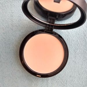 Bare Minerals Powder Foundation in Ivory 02
